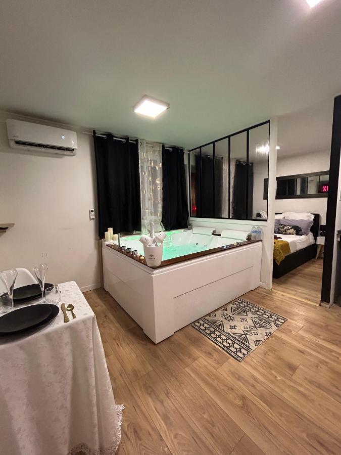 Love Room A Cannes - Appartement 25M2 Pour 2 Personnes Avec Un Jacuzzi Prive المظهر الخارجي الصورة